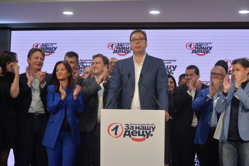 Predsednik SNS Aleksandar Vucic slavi pobedu na izborima u izbornom stabu Srpske napredne stranke.