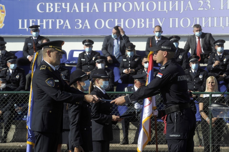 Председник Србије Александар Вучић поручио је данас, на свечаној промоцији две нове класе полазника Центра за основну полицијску обуку, да ће држава наставити да побољшава животни стандард припадника МУП, а младим полицајцима да су они будућност, у уверењу да могу много да ураде за своју земљу.