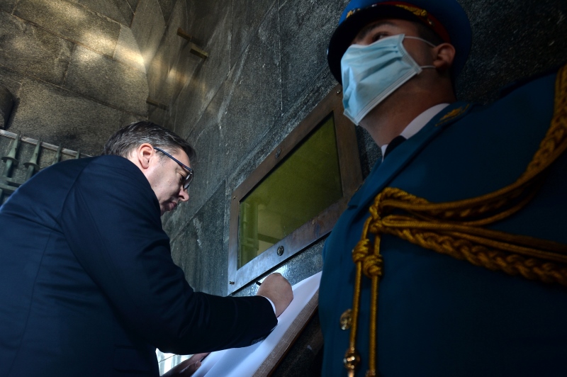 Председник Србије Александар Вучић поставио је венац на споменик Незнаном јунаку на Авали.