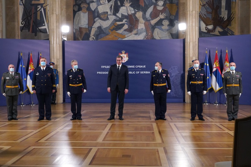 Председник Србије Александар Вучић са члановима Војске Србије.