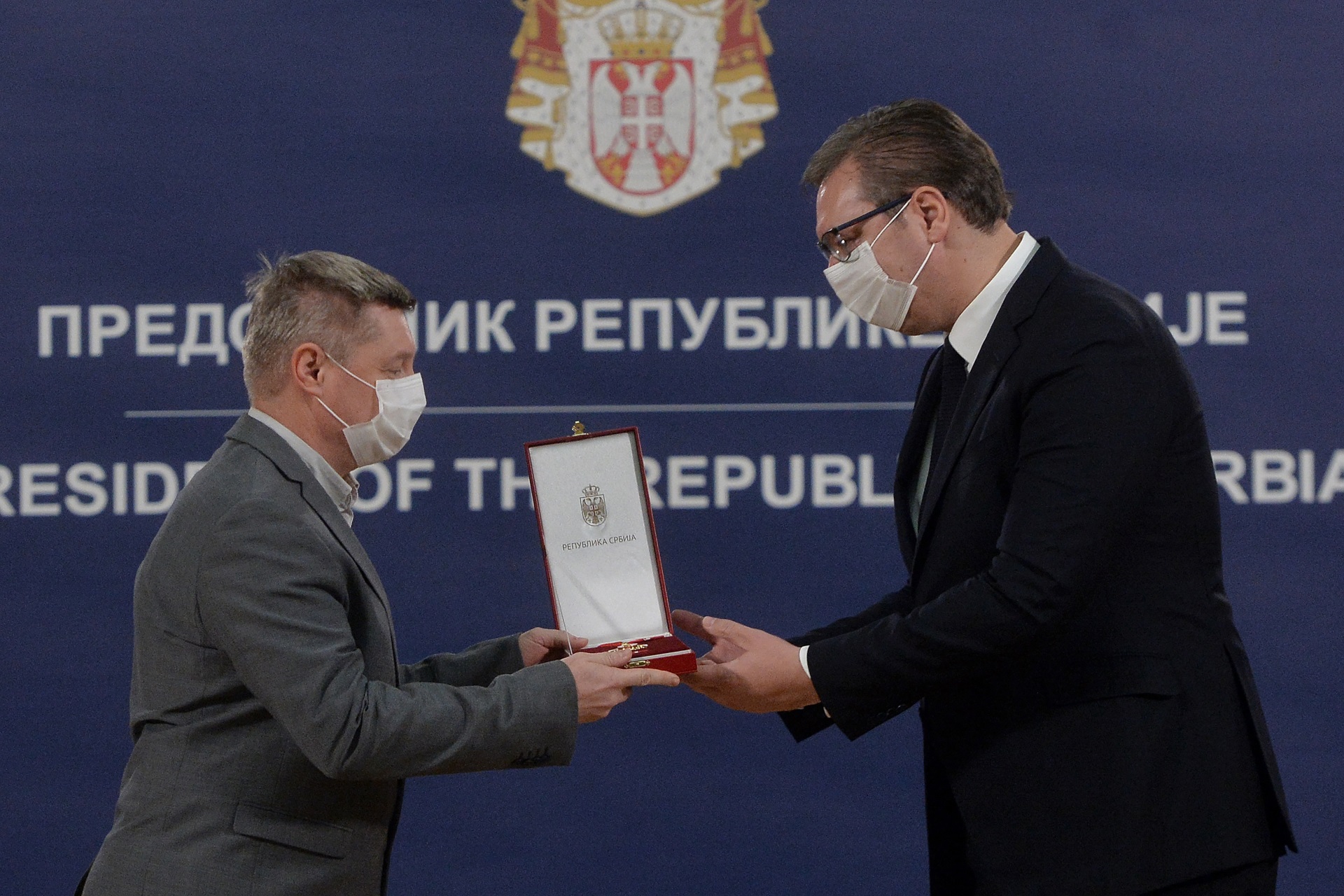 Direktor Infektivne klinike Goran Stevanovic. Predsednik Republike Srbije Aleksandar Vucic danas urucio odlikovanja.