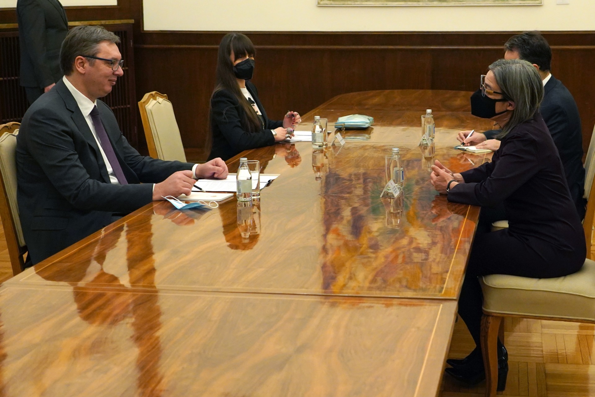 Predsednik Republike Srbije Aleksandar Vucic sastao se sa ambasadorkom Republike Portugalije u Srbiji Marijom Virdzinijom Mendes da Silva Pinom.