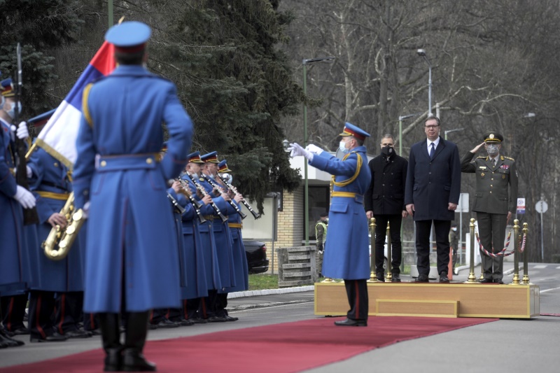 Председник Александар Вучић најавио је даља улагања у Војску Србије и одбрамбени систем, као и значајно повећање примања за припаднике армије током ове године.