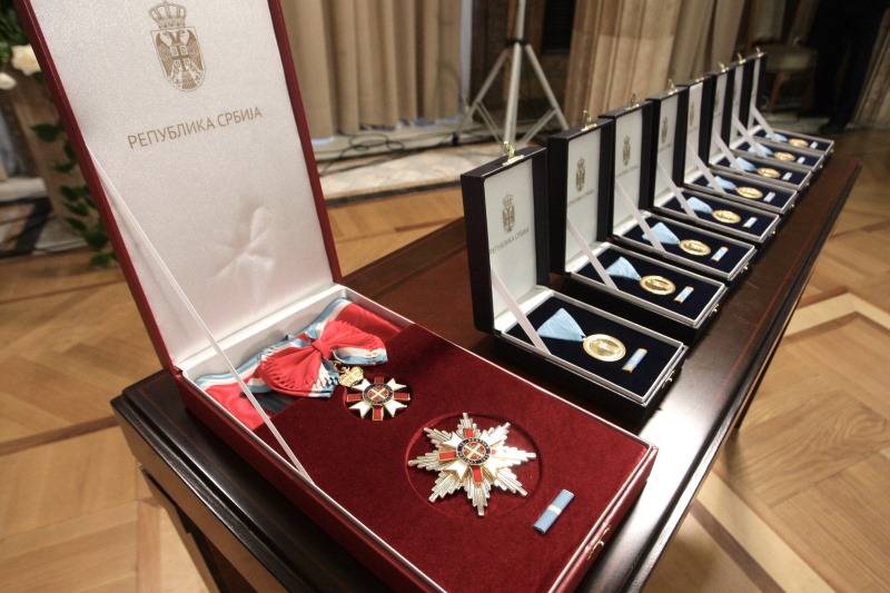 Председник Александар Вучић уручио је данас Златне медаље за заслуге здравственим радницима за изузетне заслуге и допринос у борби против епидемије корона вируса, који су, поводом Сретења, одликовани Указом председника од 12. фебруара.