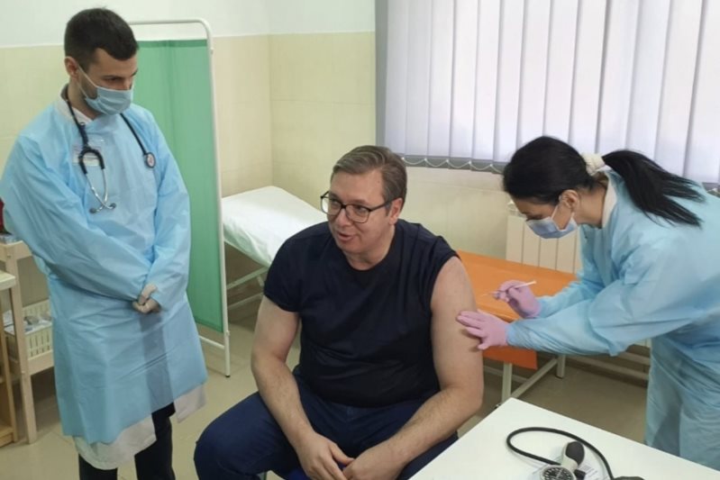 Председник Србије Александар Вучић примио је данас вакцину компаније "Синофарм".