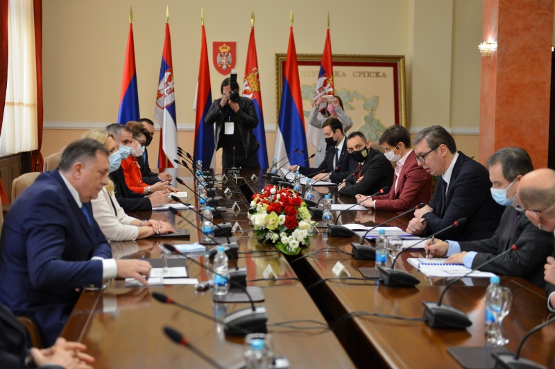 Председник Србије Александар Вучић поручио је данас у Бањалуци да је будућност у заједничком раду и миру, те да је најважније да се за бољи живот грађана, развијају економски односи, уз очување мира и стабилности.