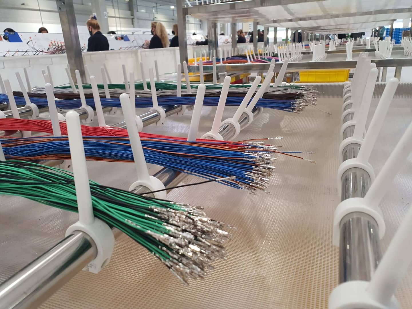 Fabrike i radna mesta mogu da zadrže mlade u Srbiji