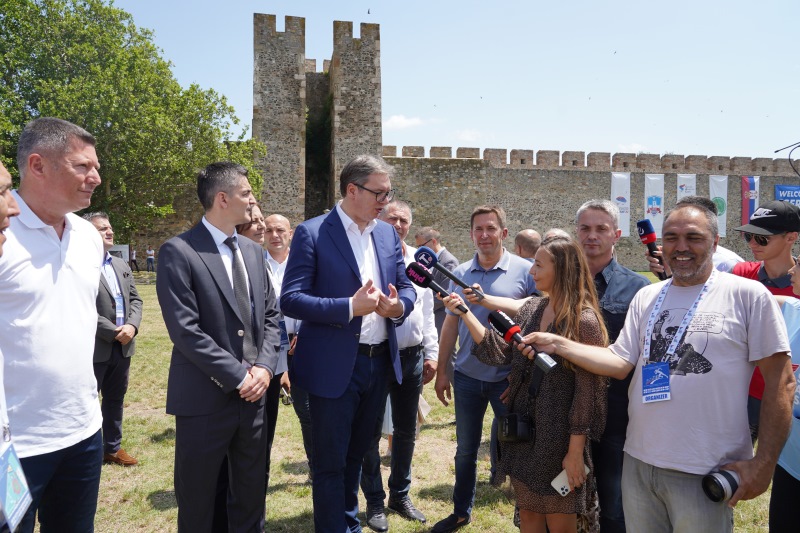 Председник Александар Вучић обишао је данас несвакидашњу атлетску стазу унутар зидина средњевековне Смедеревске тврђаве и атлетичаре који се такмиче на 74. Балканијади.