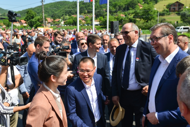 Председник Александар Вучић поручио је данас да је испуњено обећање, које је дао житељима Рудне Главе, да ће до Видовдана имати фабрику, наводећи да је много урађено у претходна два и по месеца у том крају