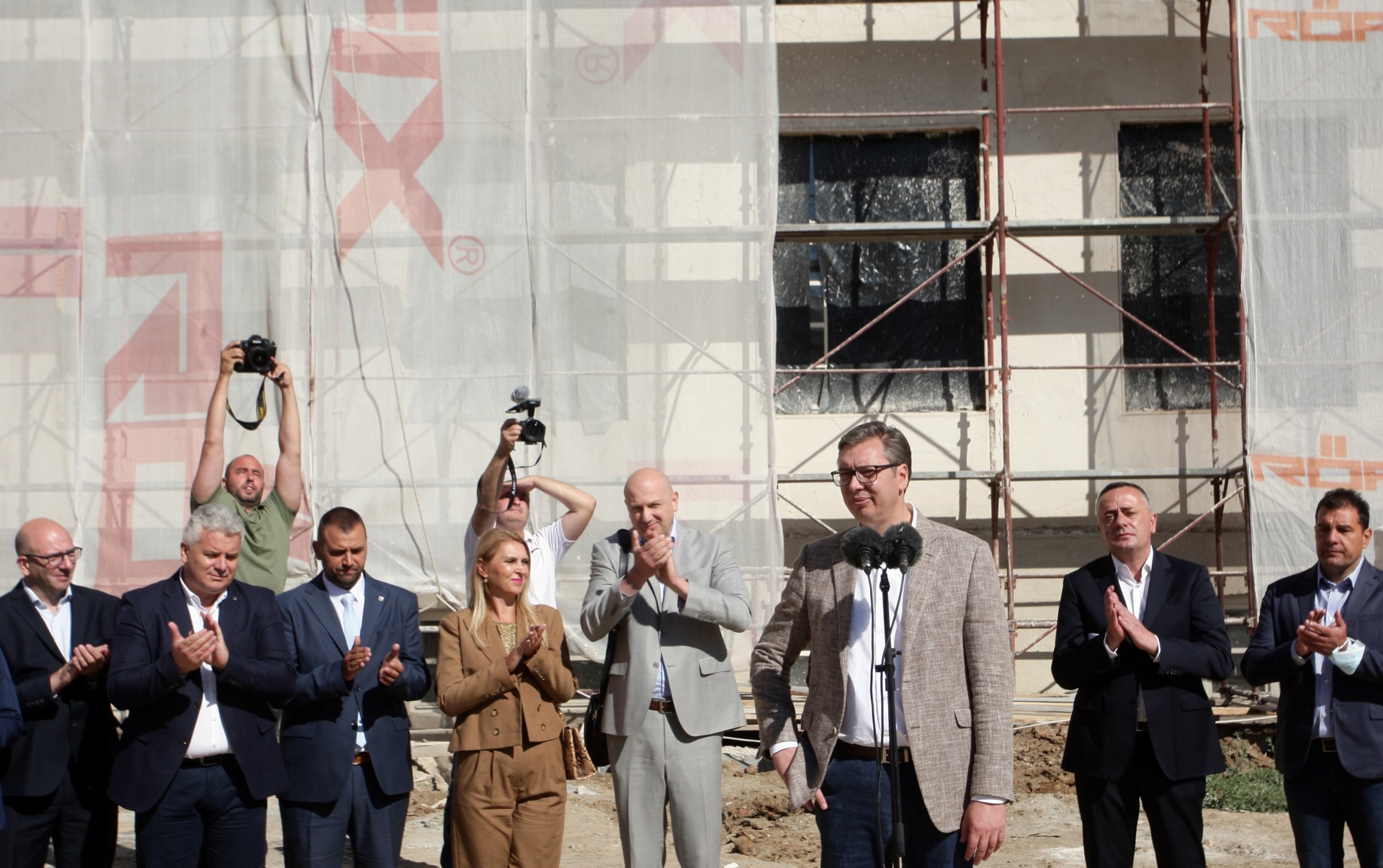 Predsednik Republike Srbije Aleksandar Vucic danas u obilasku Prokuplju. Predsednik je obisao radove na rekonstrukciji zgrade Gimnazije i Srednje medicinske skole "Dr Aleksa Savic"