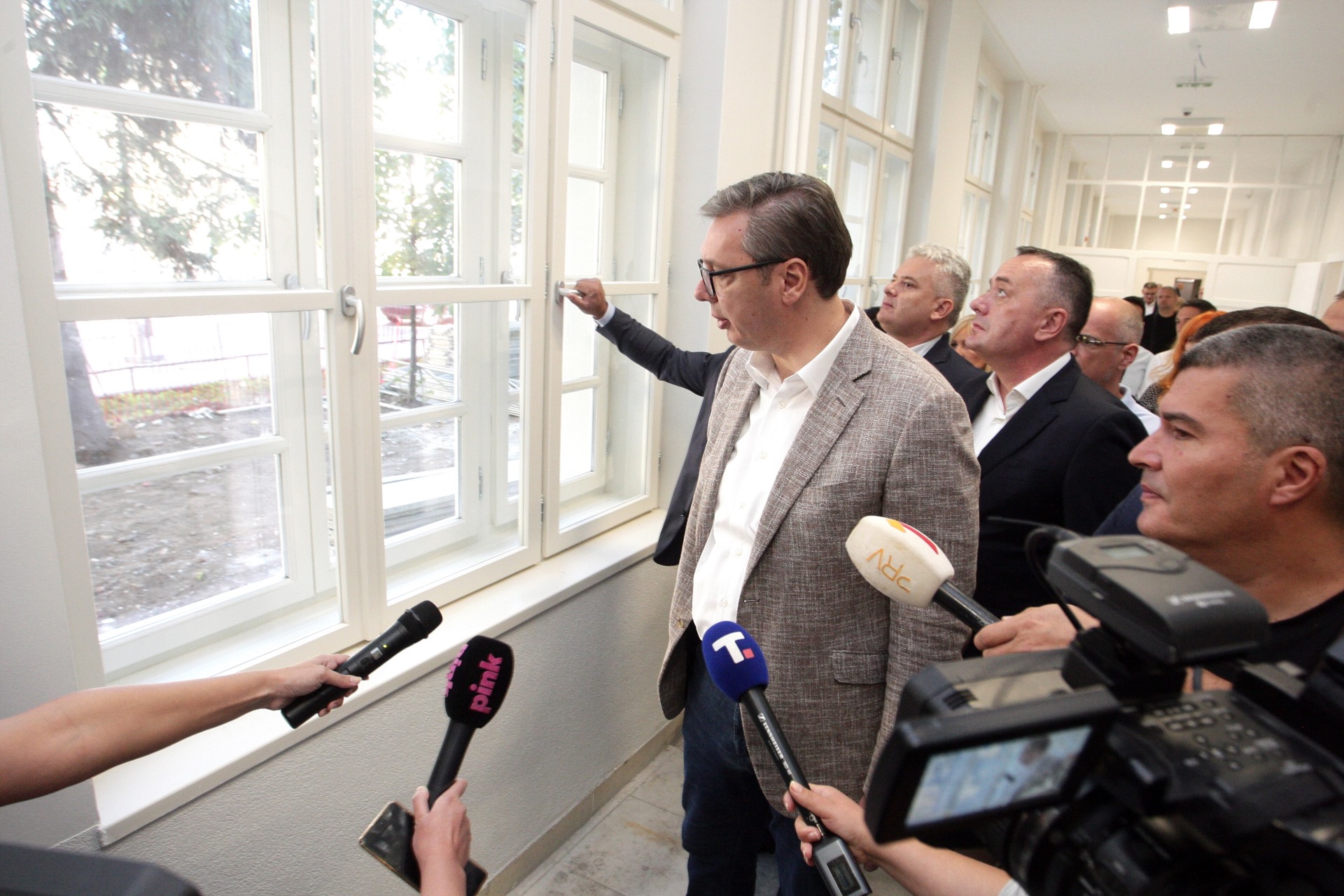 Predsednik Republike Srbije Aleksandar Vucic danas u obilasku Prokuplju. Predsednik je obisao radove na rekonstrukciji zgrade Gimnazije i Srednje medicinske skole "Dr Aleksa Savic"