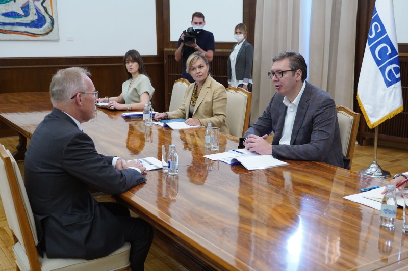 Predsednik Srbije Aleksandar Vucic razgovarao je danas sa sefom Misije OEBS-a Janom Bratuom o modalitetima saradnje u procesu demokratizacije, kao i zajednickom doprinosu odrzanju mira i stabilnosti u regionu.