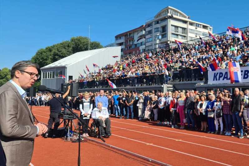 Председник Александар Вучић поручио је данас у Kраљеву, на обиласку реновираног атлетског стадиона, да ће Србија бити под све већим притисцима, да ће они бити све већи што брже буде напредовала.