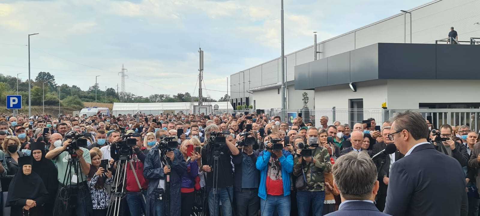 Novi pogon svajcarske kompanije "Regent lajtning" u Svilajncu, koja ce zaposliti vise od 120 radnika, presecanjem vrpce zvanicno je otvorio predsednik Srbije Aleksandar Vucic.