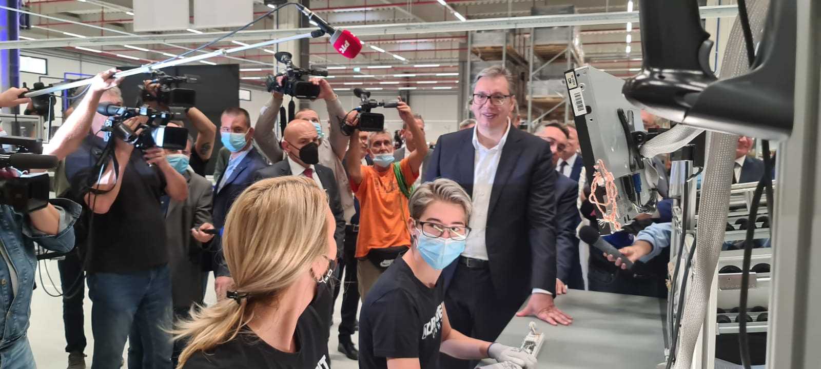 Novi pogon svajcarske kompanije "Regent lajtning" u Svilajncu, koja ce zaposliti vise od 120 radnika, presecanjem vrpce zvanicno je otvorio predsednik Srbije Aleksandar Vucic.