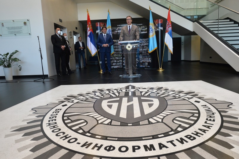 Председник Србије Александар Вучић поручио је данас да неће одлучивати ни партија на власти, ни опозиционе, а ни медији ко ће шта да ради у МУП и БИА.
