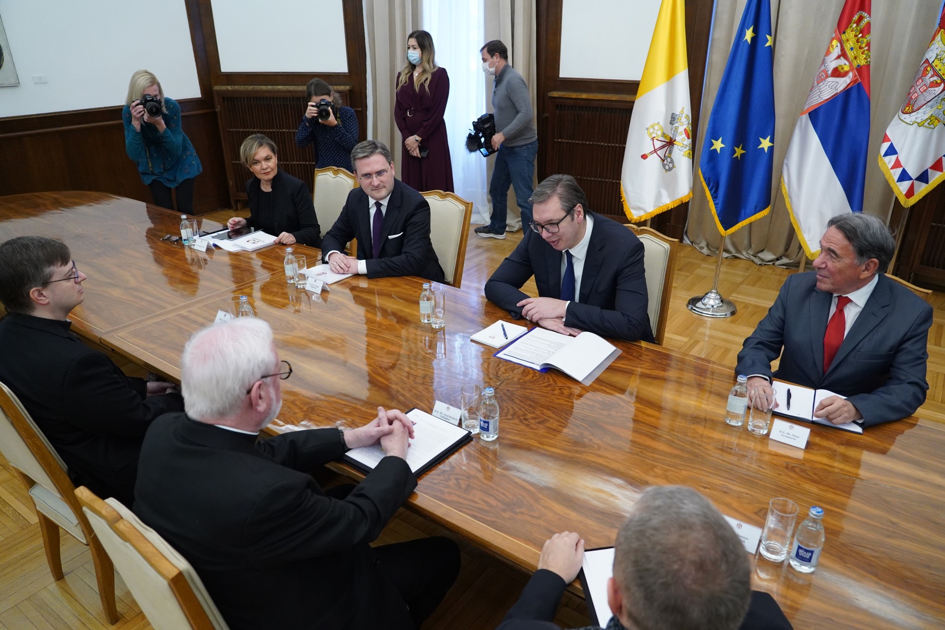 Predsednik Srbije Aleksandar Vucic sastao se danas sa sekretarom Svete Stolice za odnose sa drzavama nabiskupom Polom Ricardom Galagerom.