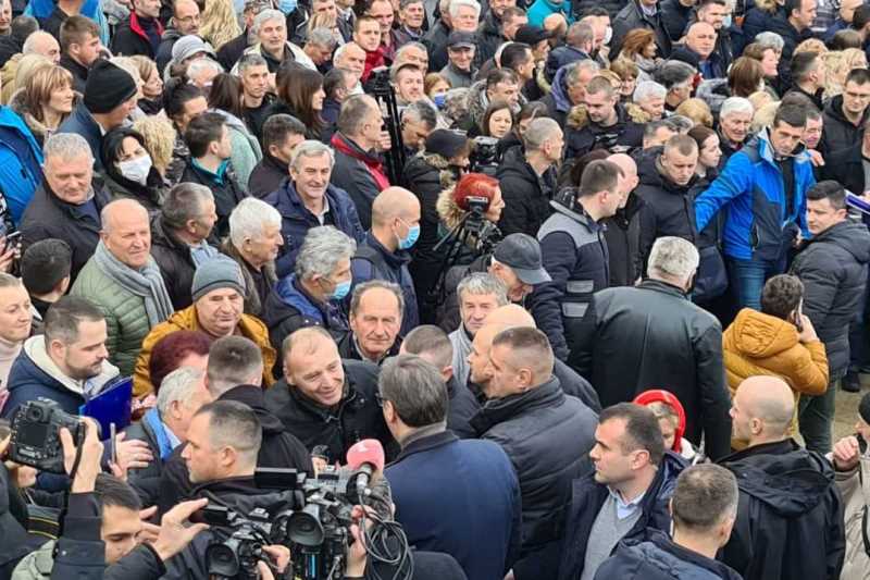 Председник Александар Вучић у Новој Вароши најавио је да ће тој општини бити решен проблем са пијаћом водом, да ће се радити на решавању проблема са струјом, и да ће држава учинити све да доведе једног инвеститора за 500 нових радних места.