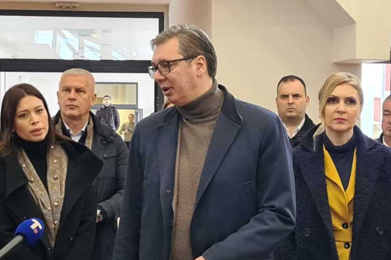 Председник Александар Вучић у Новој Вароши најавио је да ће тој општини бити решен проблем са пијаћом водом, да ће се радити на решавању проблема са струјом, и да ће држава учинити све да доведе једног инвеститора за 500 нових радних места.