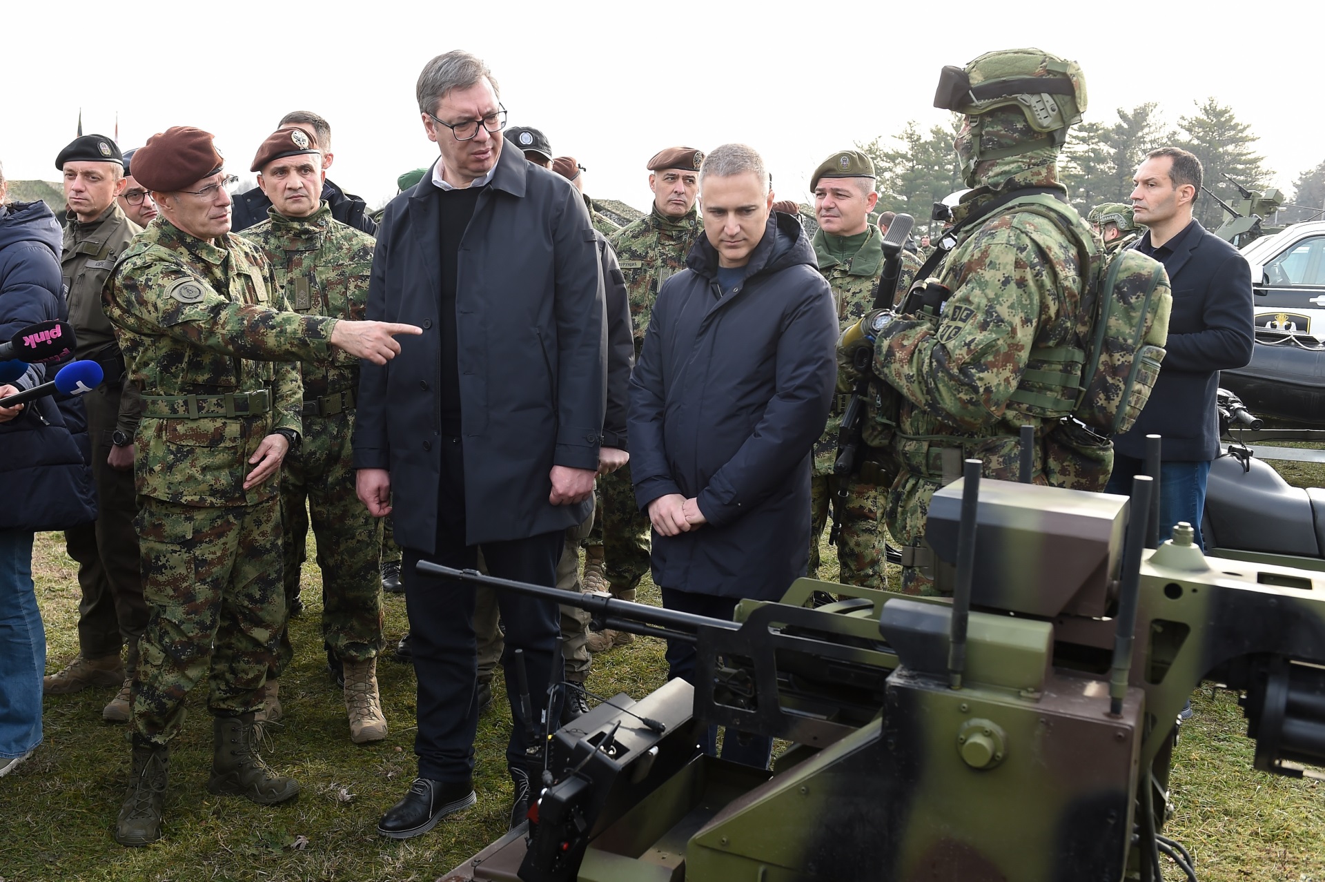Predsednik Aleksandar Vucic posetio je danas 72. brigadu za specijalne operacije Vojske Srbije u kasarni "Rastko Nemanjic" u Pancevu