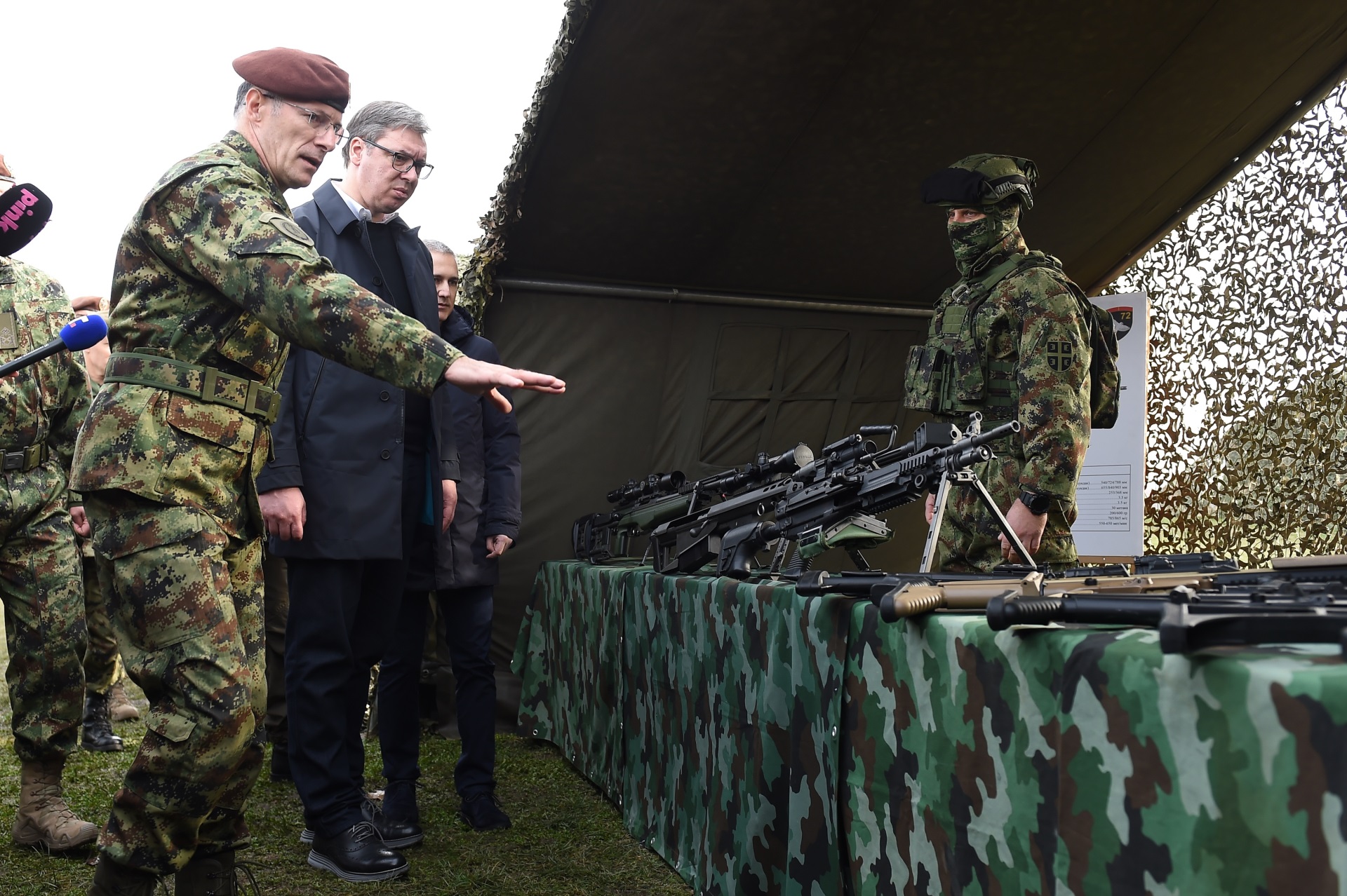 Predsednik Aleksandar Vucic posetio je danas 72. brigadu za specijalne operacije Vojske Srbije u kasarni "Rastko Nemanjic" u Pancevu