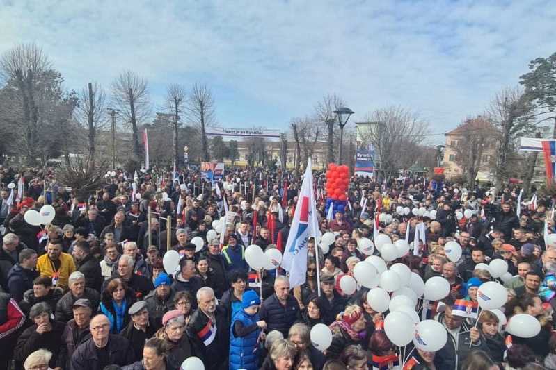 Председник Српске напредне странке Александар Вучић најавио је данас на предизборном скупу у Чуругу више инвестиција за тај део Србије, међу којима је улагање у путну инфраструктуру.