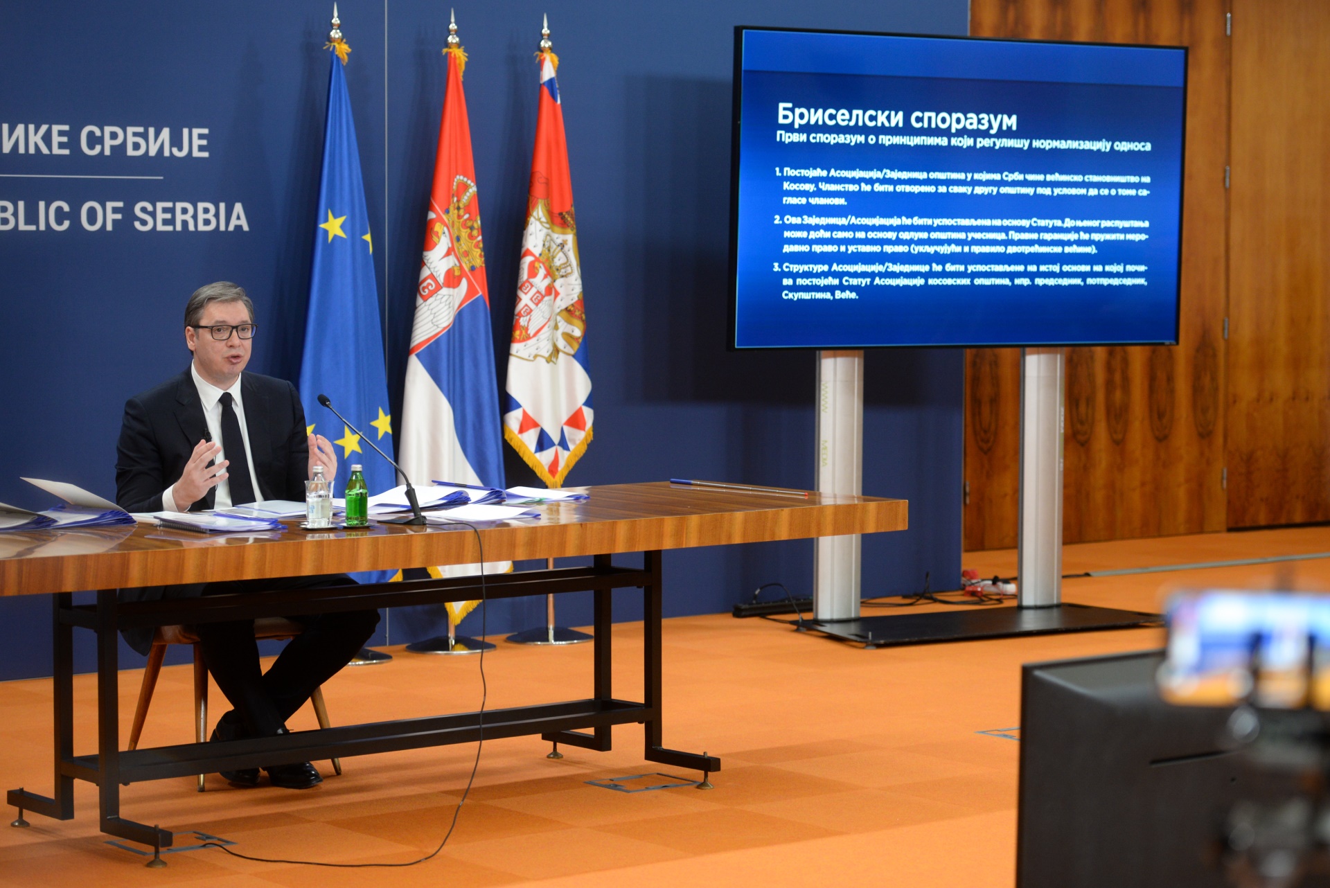 Predsednik Srbije Aleksandar Vucic porucio je danas da ce Srbija, uprkos brojevima iz istrazivanja o raspolozenju gradjana prema EU, nastaviti evropski put i biti snaznije na evropskom putu.