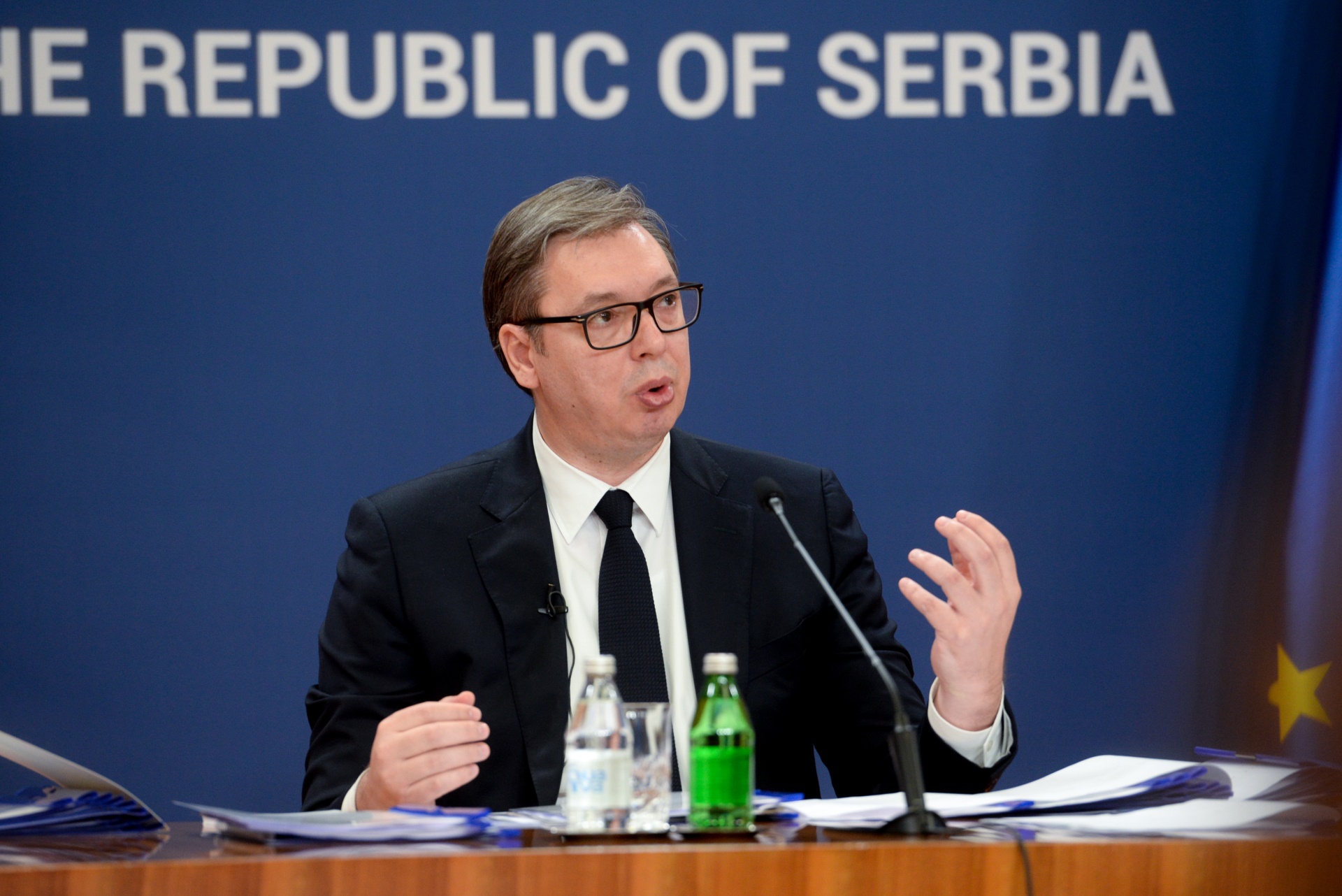 Predsednik Srbije Aleksandar Vucic porucio je danas da ce Srbija, uprkos brojevima iz istrazivanja o raspolozenju gradjana prema EU, nastaviti evropski put i biti snaznije na evropskom putu.