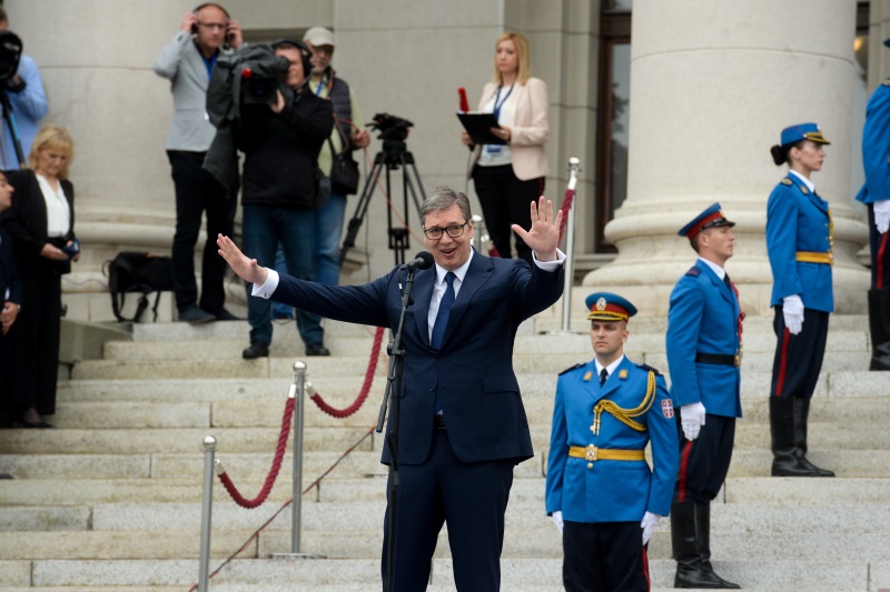 Председник Србије Александар Вучић испред Скупштине обраћајући се окупљеним грађанима.