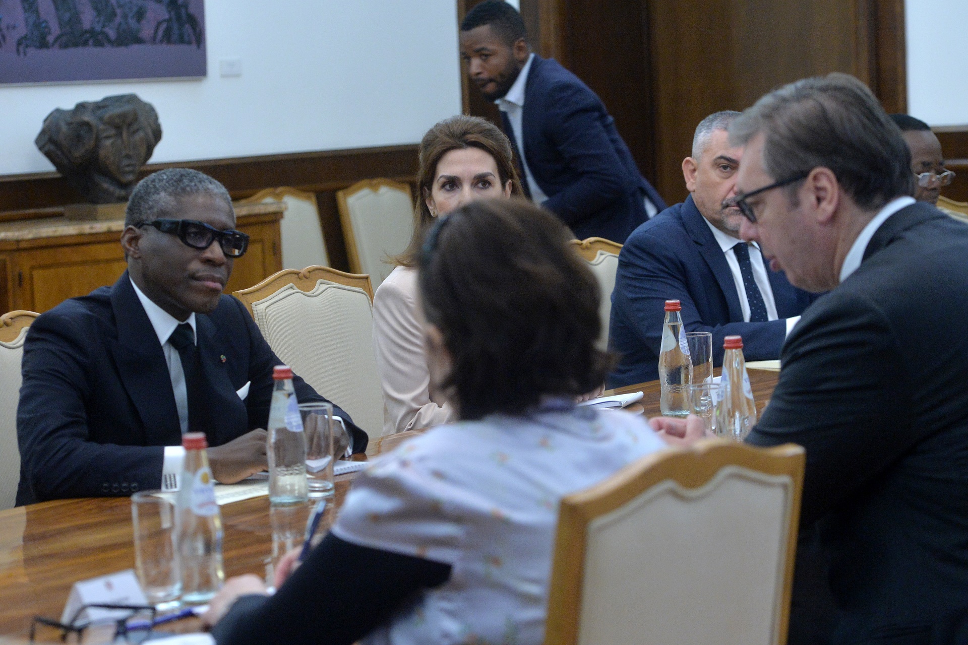 Predsednik Srbije Aleksandar Vucic se sastao sa potpredsednikom Ekvatorijalne Gvineje i tom prilikom naglasio da je cilj da Srbija nastavi saradnju sa Ekvatorijalnom Gvinejom
