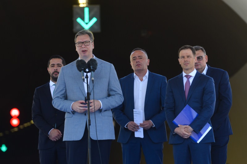 Presednik Srbije Aleksandar Vucic u ovim teskim vremenima Srbija se razvija i napreduje