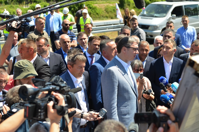 Presednik Srbije Aleksandar Vucic u ovim teskim vremenima Srbija se razvija i napreduje