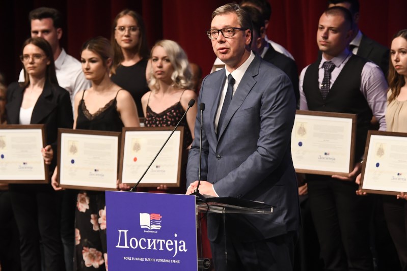 Predsednik Srbije Aleksandar Vucic Država računa na vas, vi ste budućnost