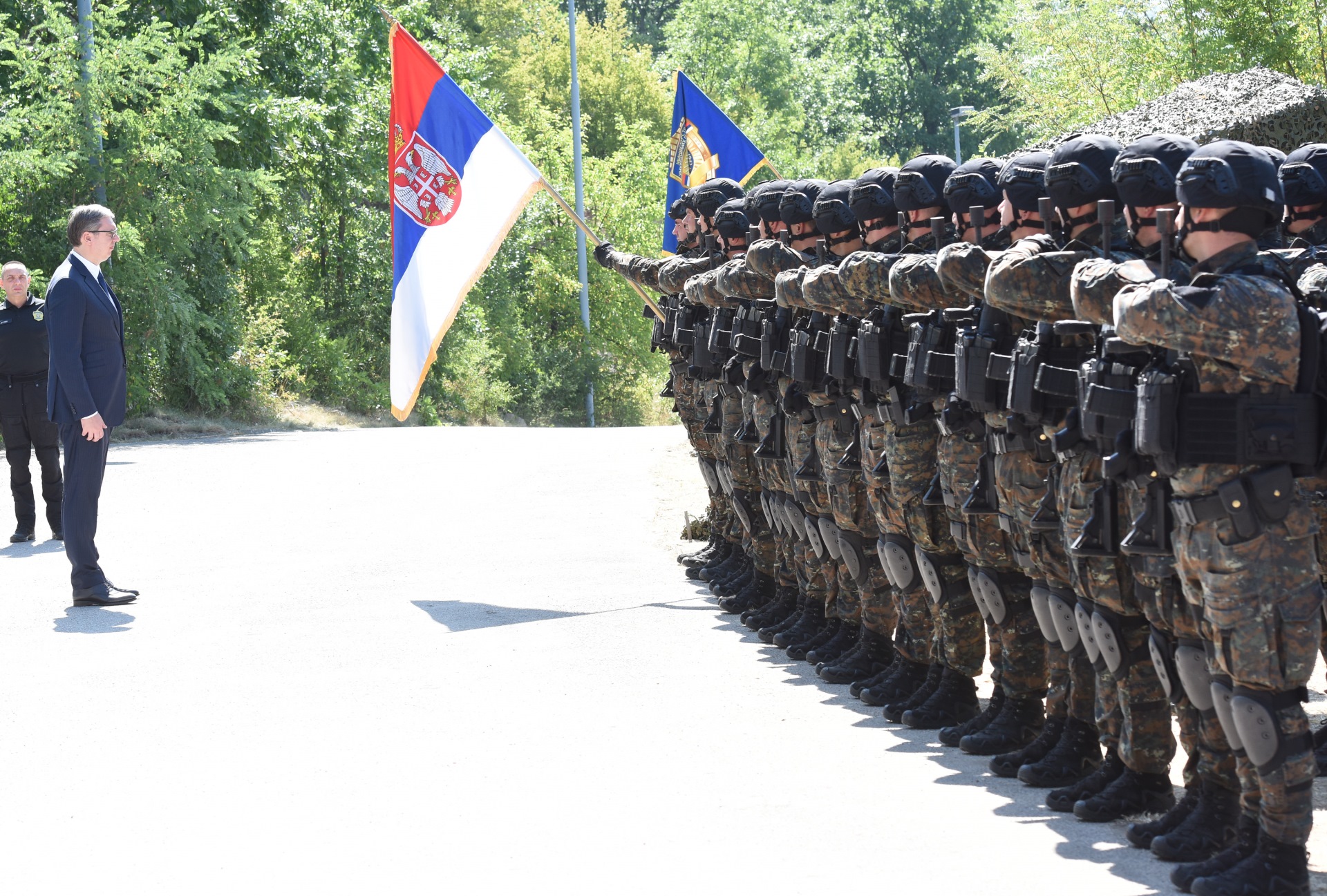 Председник Републике Србије Александар Вучић обишао је, након вежбе "Гружа 2022", техничко-тактични збор припадника Жандармерије, којима је поручио да ће држава настојати да у наредном периоду повећа њихова примања.