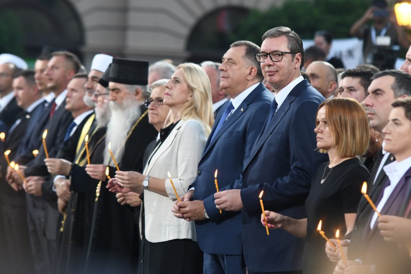 Predsednik Srbije Aleksandar Vucic tugujemo i svedocimo o zlocinima