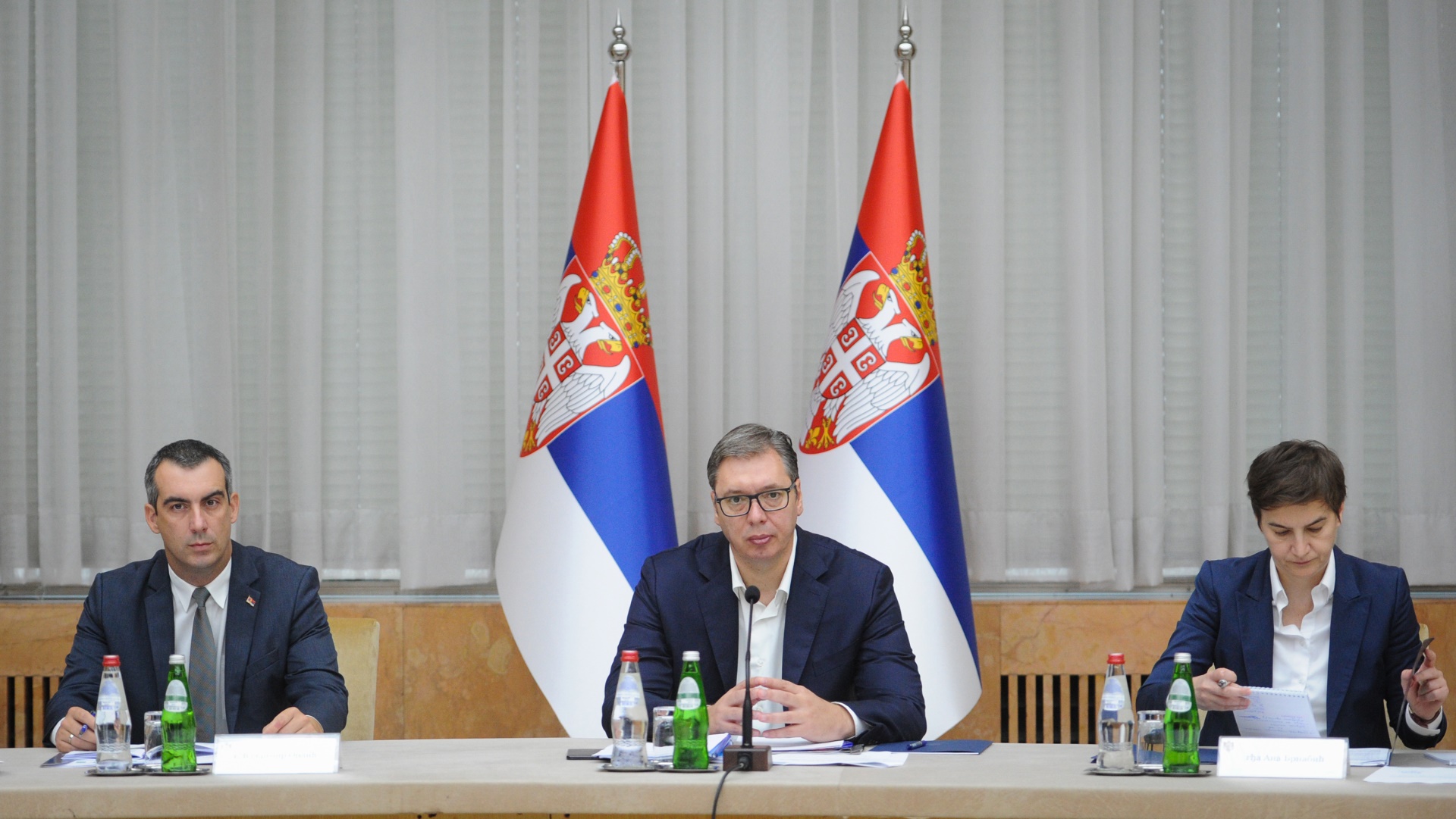 Председник Републике Србије Александар Вучић изјавио је, после седнице Савета за националну безбедност, да се разговарало о тежини ситуације у којој се Србија данас налази.