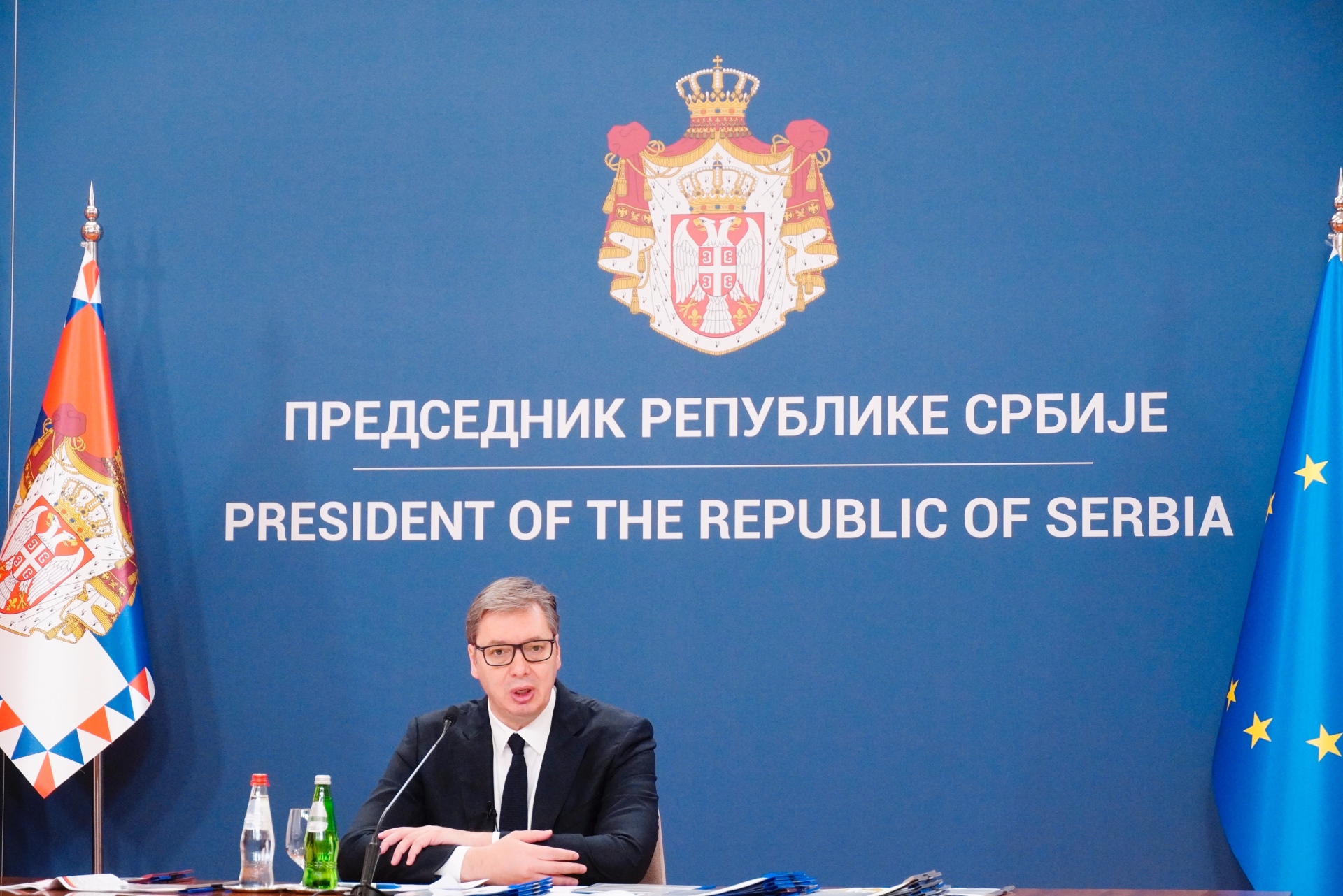 Председник Републике Србије Александар Вучић започео је обраћање грађанима најавом да ће их обавестити о свим важним политичким догађајима.