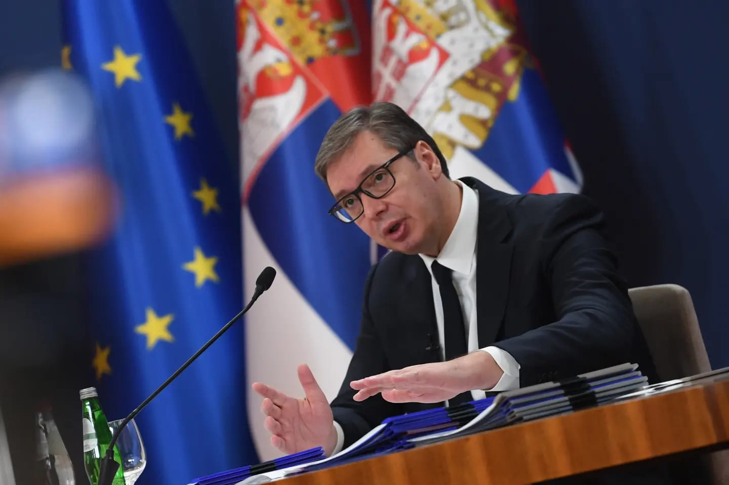Председник Републике Србије Александар Вучић започео је обраћање грађанима најавом да ће их обавестити о свим важним политичким догађајима.