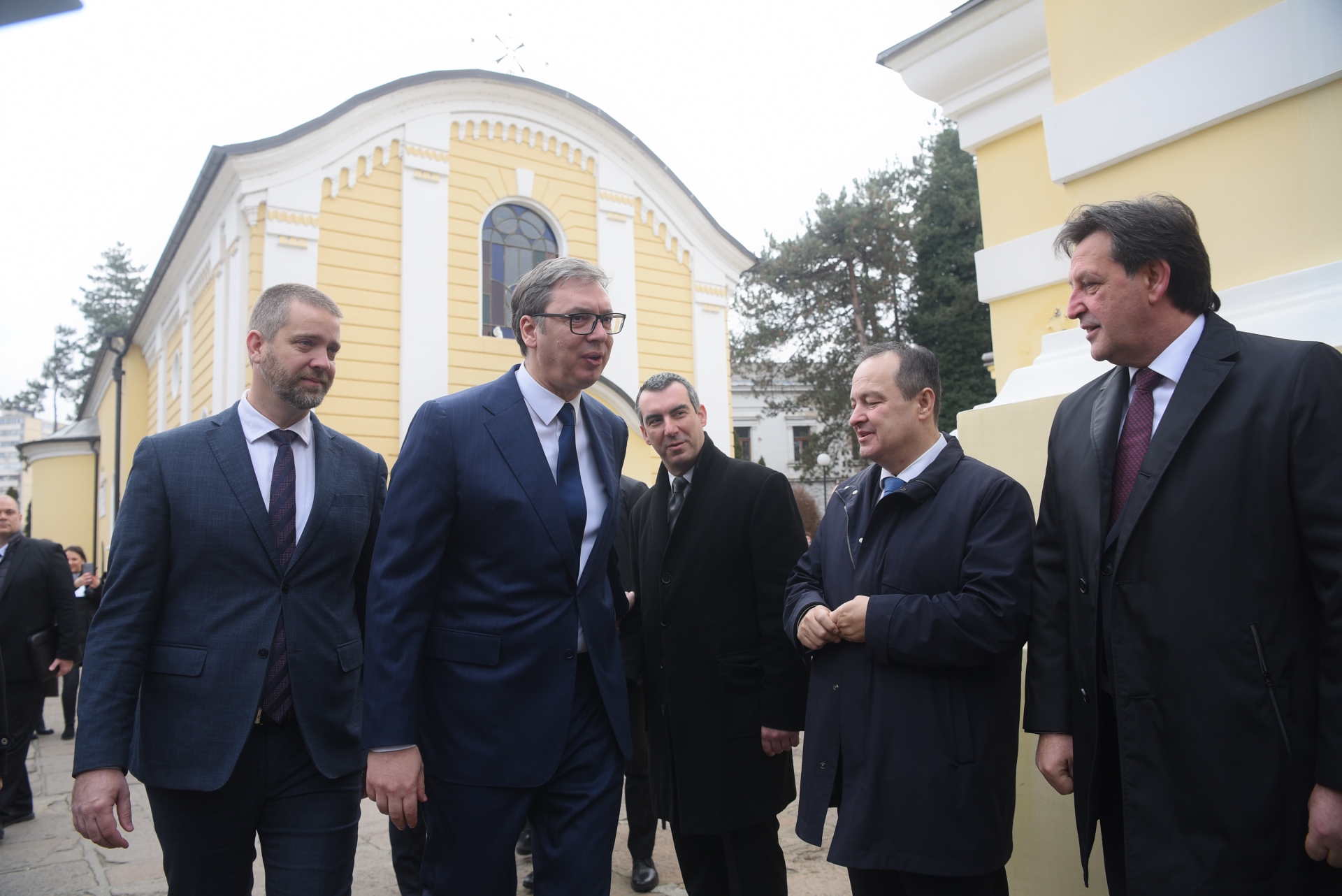 Председник Републике Србије Александар Вучић поручио је, у Крагујевцу, пред почетак Сретењске академије "Кнежев запис", да је, када нам је држава угрожена и њени темељи, у условима тешке ситуације у свету, најважније да будемо заједно, окупљени и јединствени у жељи да сачувамо државу.