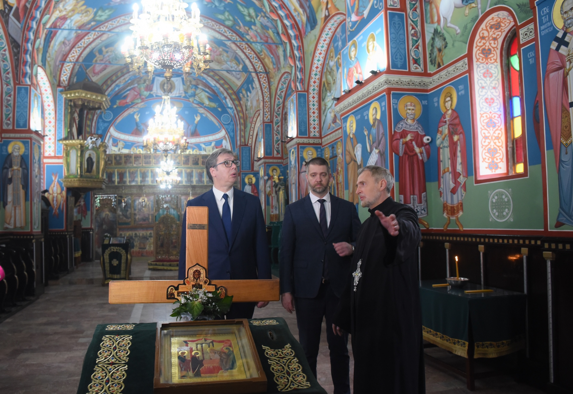 Председник Републике Србије Александар Вучић поручио је, у Крагујевцу, пред почетак Сретењске академије "Кнежев запис", да је, када нам је држава угрожена и њени темељи, у условима тешке ситуације у свету, најважније да будемо заједно, окупљени и јединствени у жељи да сачувамо државу.