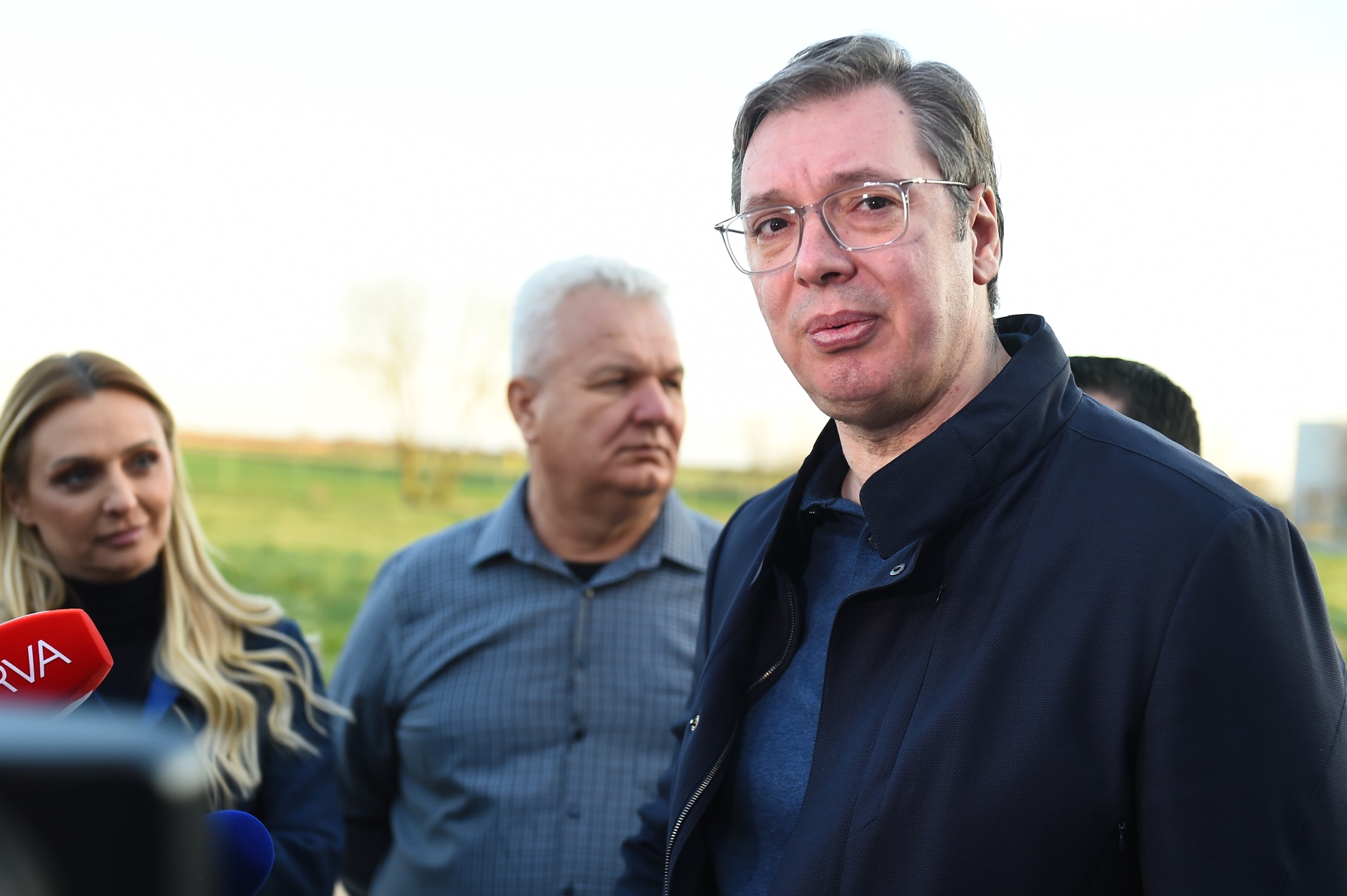 Председник Републике Србије Александар Вучић стигао је у Шид где је обишао пољопривредно газдинство породице Косијер.