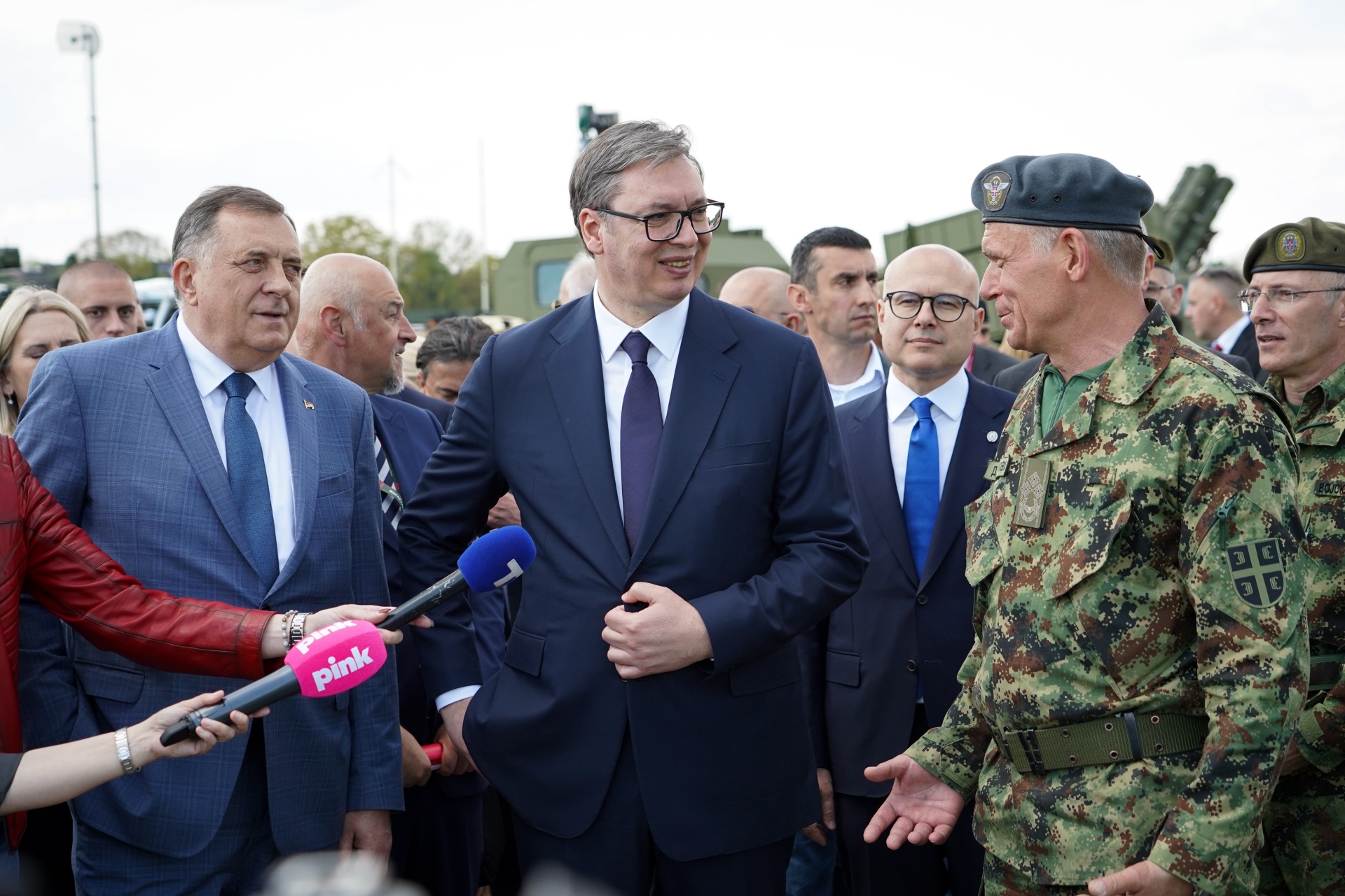 Председник Републике Србије Александар Вучић изјавио је, након успешно изведеног приказа Војске Србије "Гранит 2023" у Батајници, да су грађани могли да виде најсавременије оружје и бројне промене, као и да је Војска Србије сада много снажнија и поручио да ће Србија наставити да је јача.