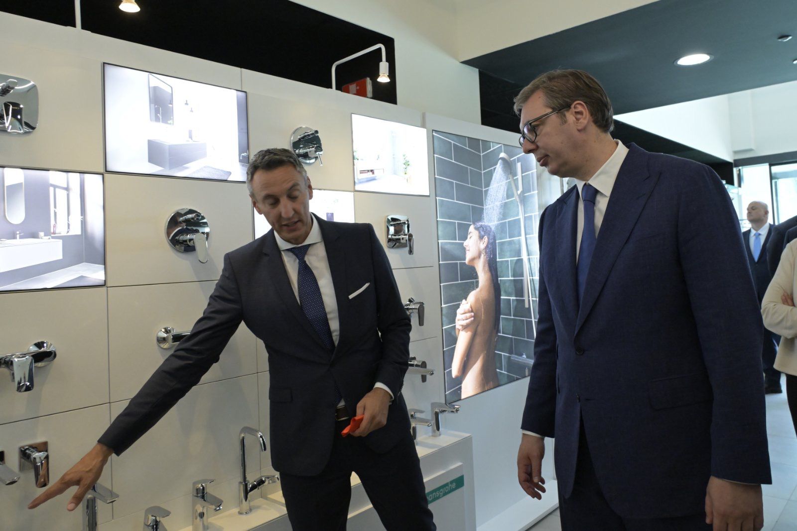 Немачка компанија "Hansgrohe" отворила је данас у Ваљеву фабрику санитарне опреме, а председник Републике Србије Александар Вучић је изјавио да је то велика ствар за тај град и нашу земљу, као и да ће "Hansgrohe"од краја следеће године запослити 300 радника и после до 1.000.