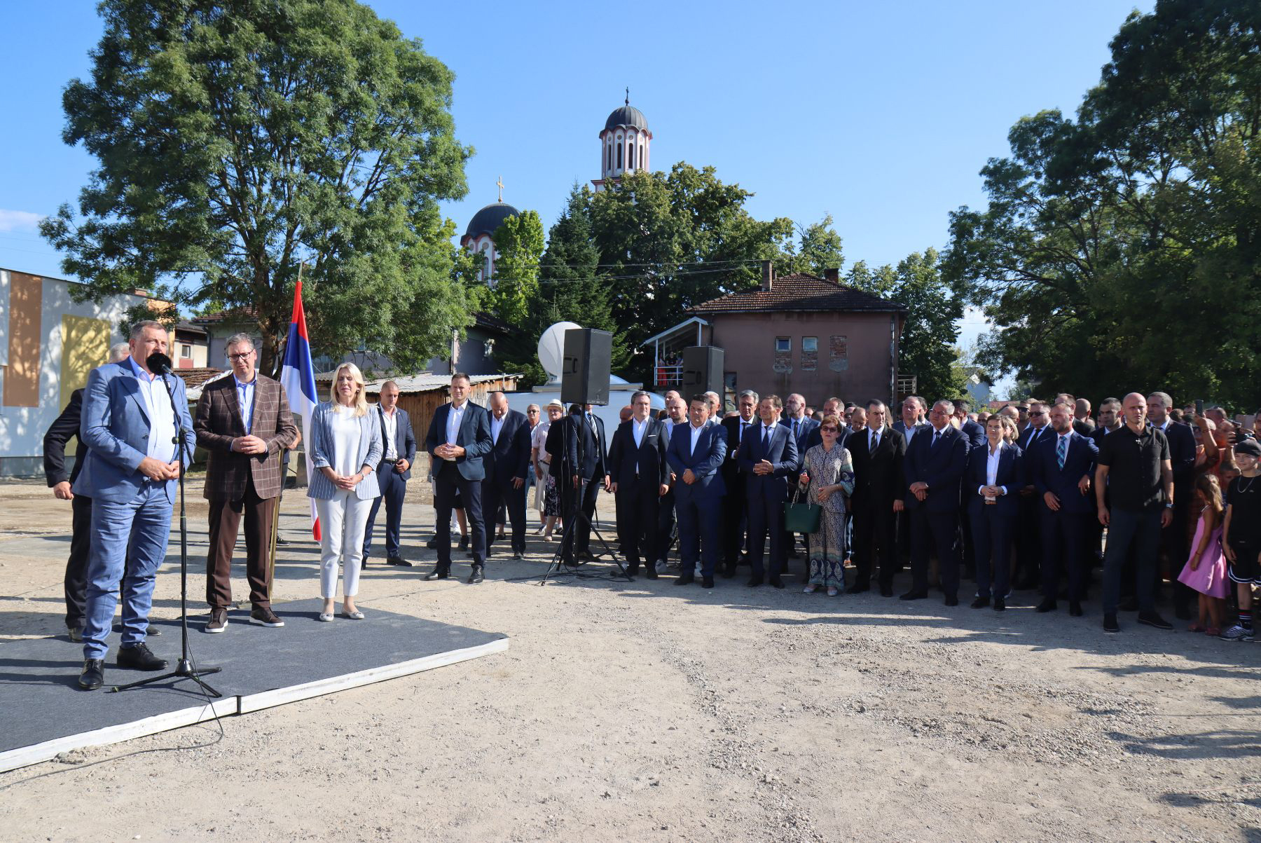 Председник Републике Србије Александар Вучић изјавио је данас да се Србија никада неће одрећи свог народа у Републици Српској и да ће наставити економски да јој помаже.