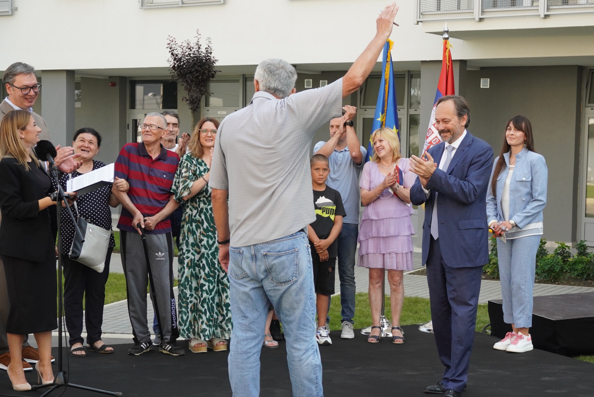 Председник Републике Србије Александар Вучић поручио је данас, на свечаној церемонији уручења кључева 250 новоизграђених станова за избегла лица из Босне и Херцеговине и Хрватске, да до 2028. године треба да се реши стамбено питање за преосталих 8.860 избегличких породица које су још без свог крова над главом.