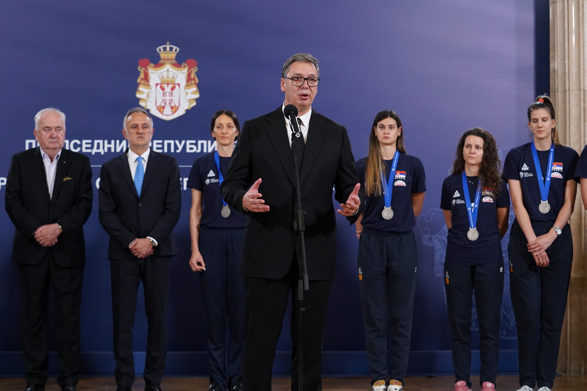 Председник Републике Србије Александар Вучић честитао је одбојкашицама, које су се вратиле у Београд, успех на Европском првенству и нагласио да је читава земља поносна на њих.