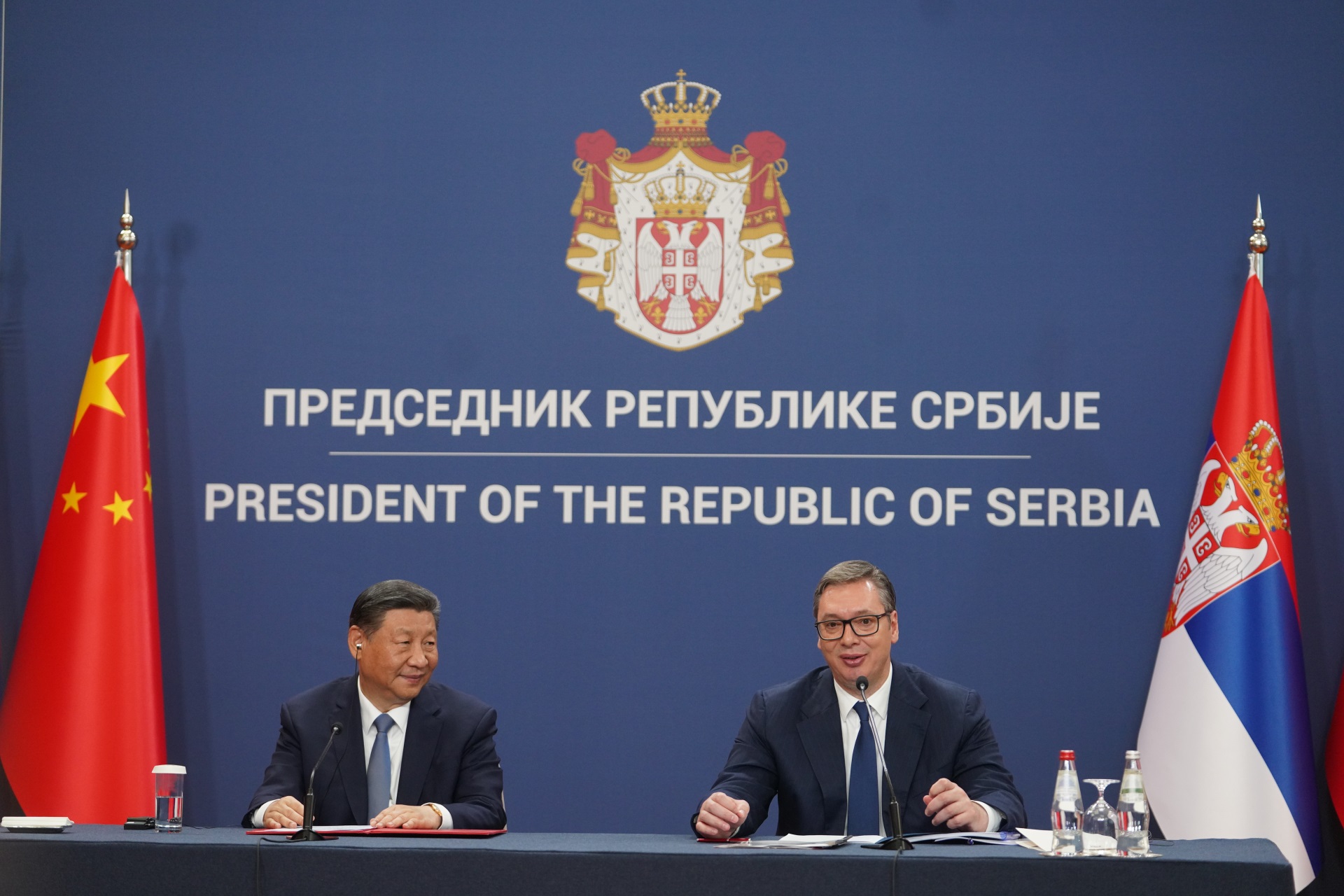 El presidente de la República de Serbia, Aleksandar Vučić, afirmó que Serbia y China trabajaron duro para desarrollar las relaciones y reiteró que durante la conversación con el presidente de la República Popular China, Xi Jinping, pudo aprender mucho, escuchar cosas y crear esperanza de que se puede hacer mucho más.