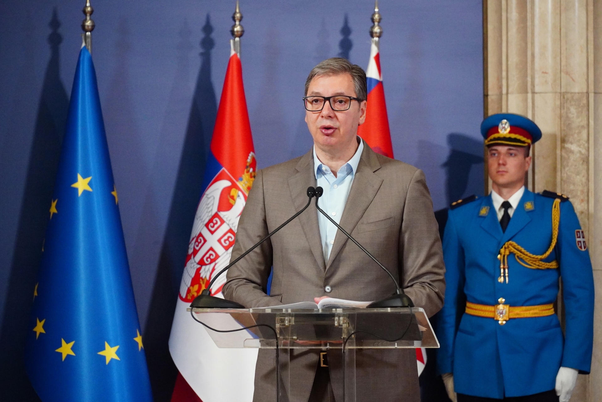 Председник Републике Србије Александар Вучић изјавио је да је припадник Жандармерије Милош Јевремовић, кога је одликовао, оличење свих врлина које се очекују од људи који чувају државу.
