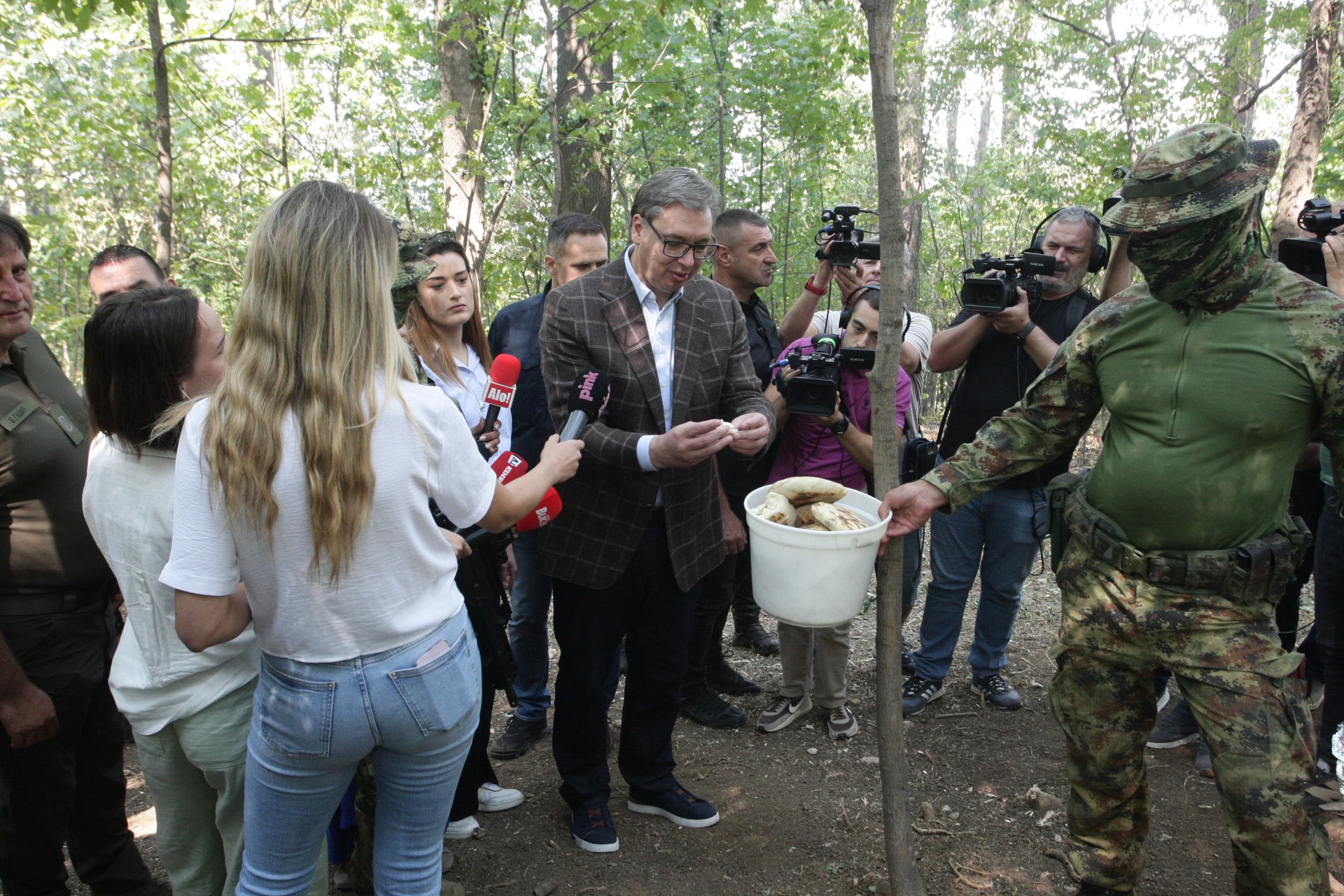 Председник Републике Србије Александар Вучић изјавио је да је у Гучеву са представницима војске разговарао о враћању редовног војног рока који би за мушкарце трајао 75 дана, док би за жене био добровољан, као и да би могао да буде уведен за око годину дана.