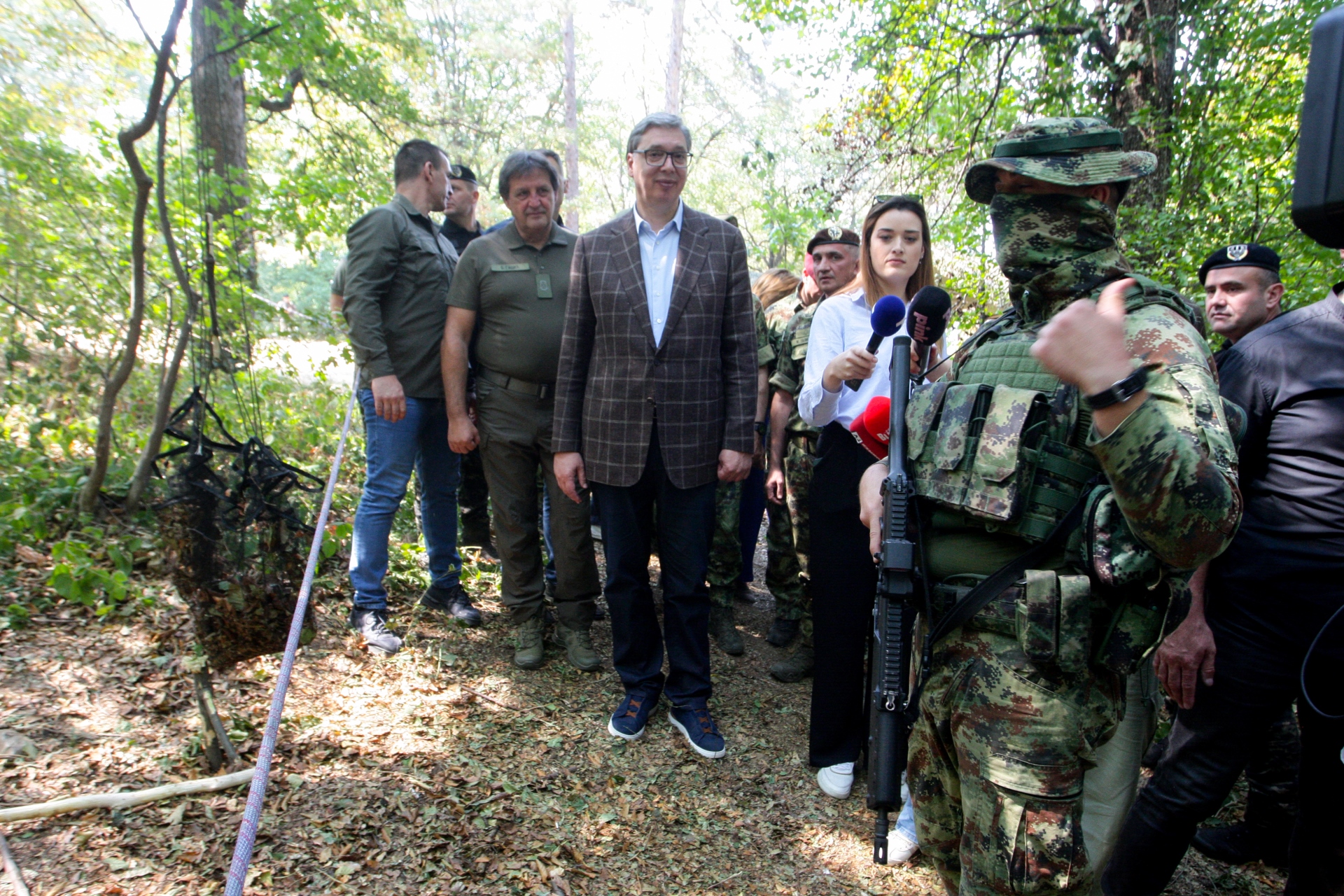 Председник Републике Србије Александар Вучић изјавио је да је у Гучеву са представницима војске разговарао о враћању редовног војног рока који би за мушкарце трајао 75 дана, док би за жене био добровољан, као и да би могао да буде уведен за око годину дана.